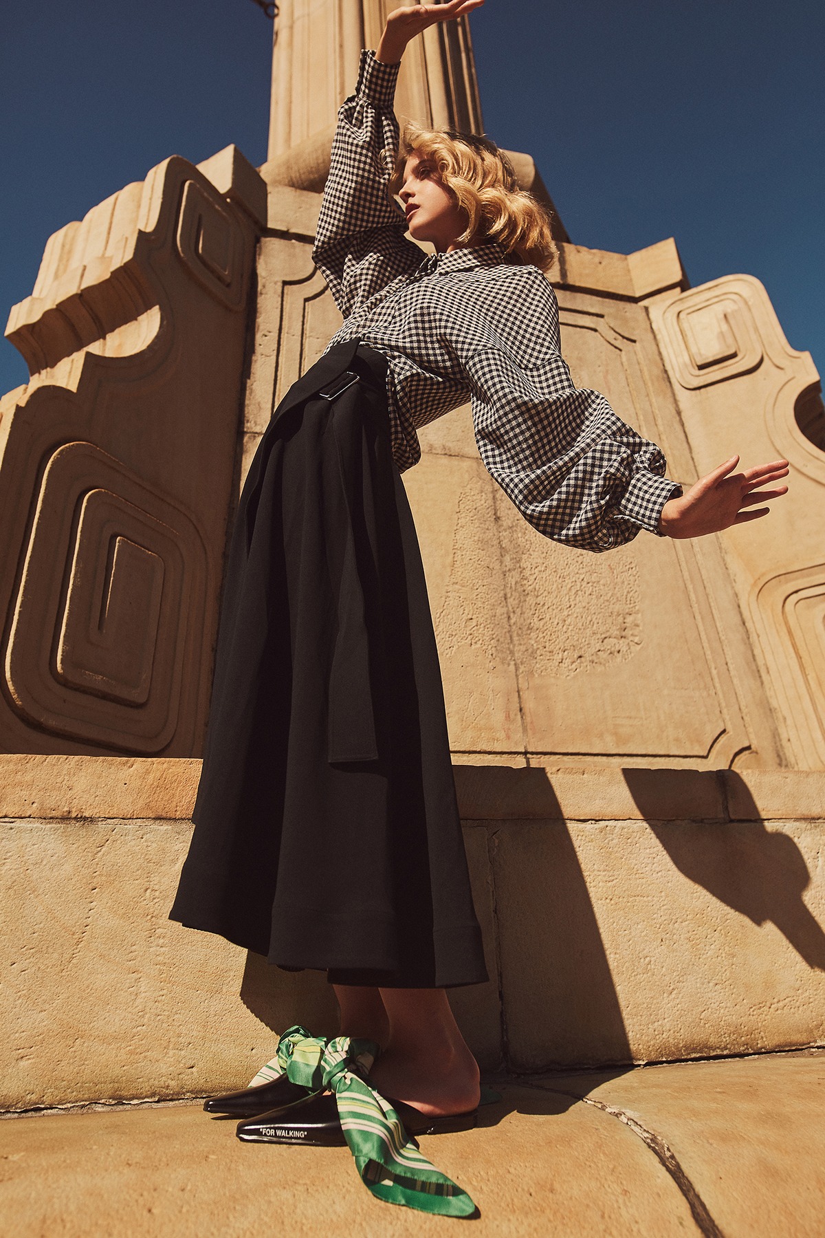 Рубашка Acephala, юбка Victoria Beckham, обувь Off-White