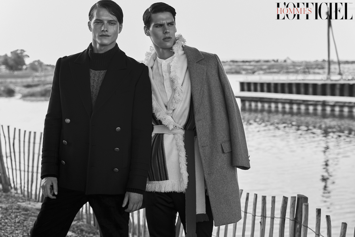 На Эрике: пальто, Maison Kitsuné; свитер, Alanui; рубашка, Club Monaco by Mr Porter; брюки, Versace. На Давиде: куртка, French Deal; пулловер, Dirk Bikkembergs; брюки, Ermenegildo Zegna