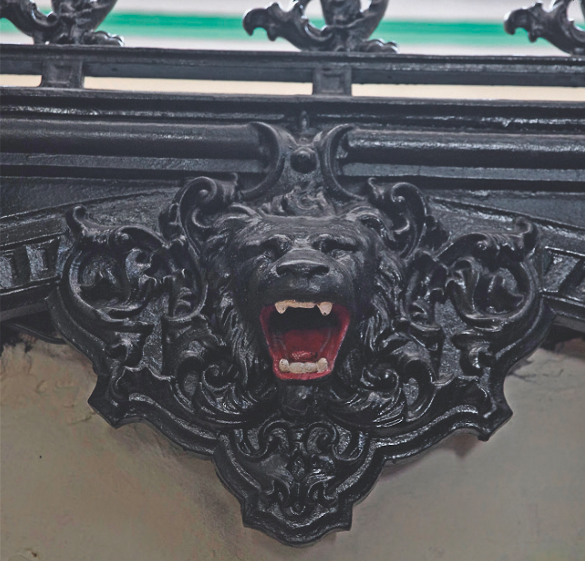 Маскарон, элемент декора чугунной лестницы, Институт лубяных культур, Глухов