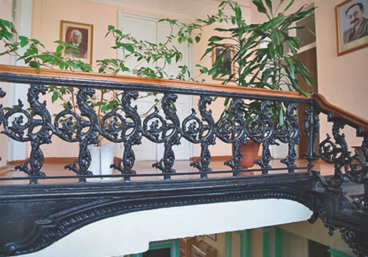Кованая чугунная лестница в родовом имении семьи Терещенко, ныне Институт лубяных культур, Глухов