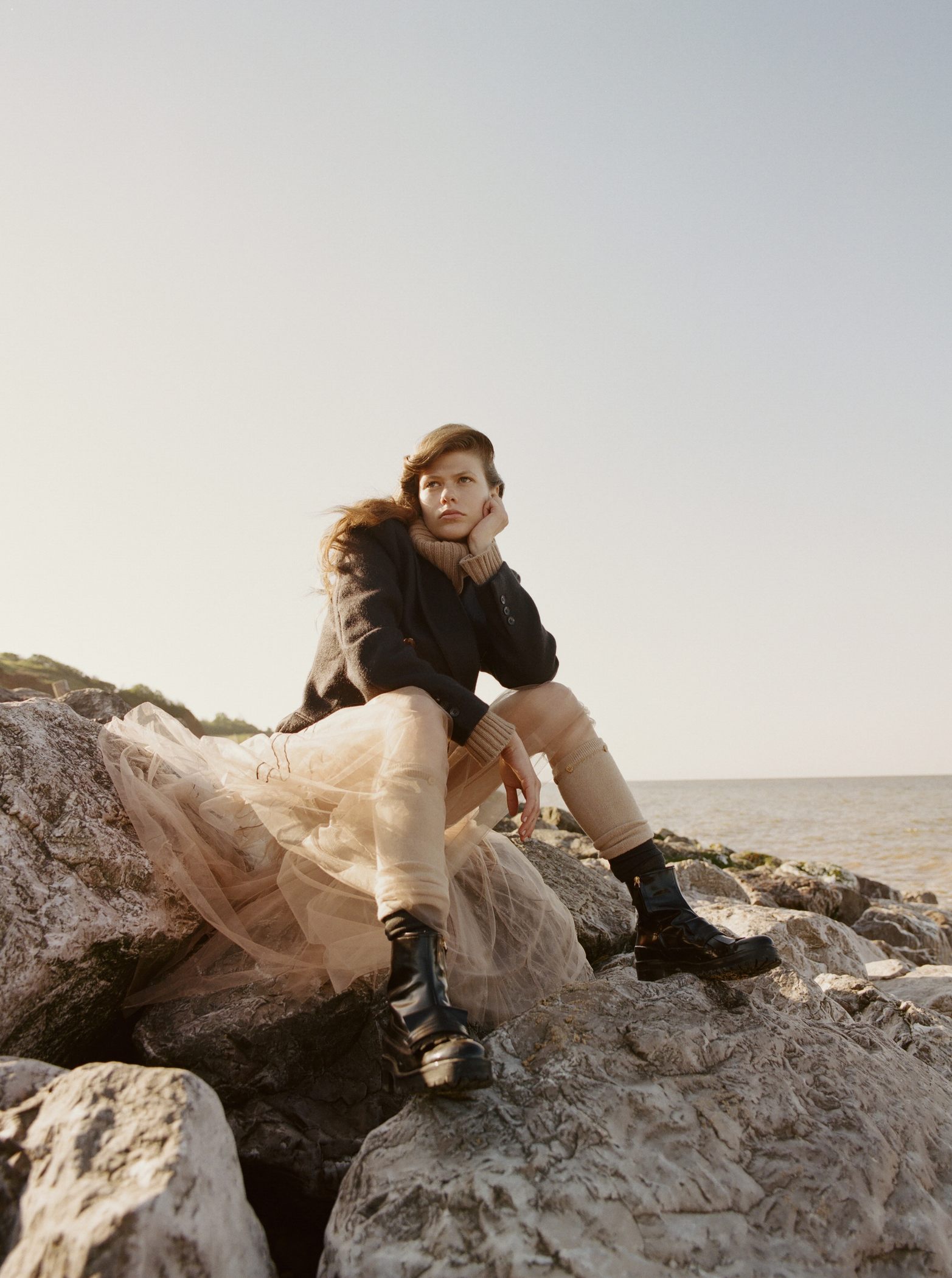 Джемпер &Daughter, колготки и шорты Baserange, юбка Dorothee Schumacher, носки Falke, ботинки Rupert Sanderson