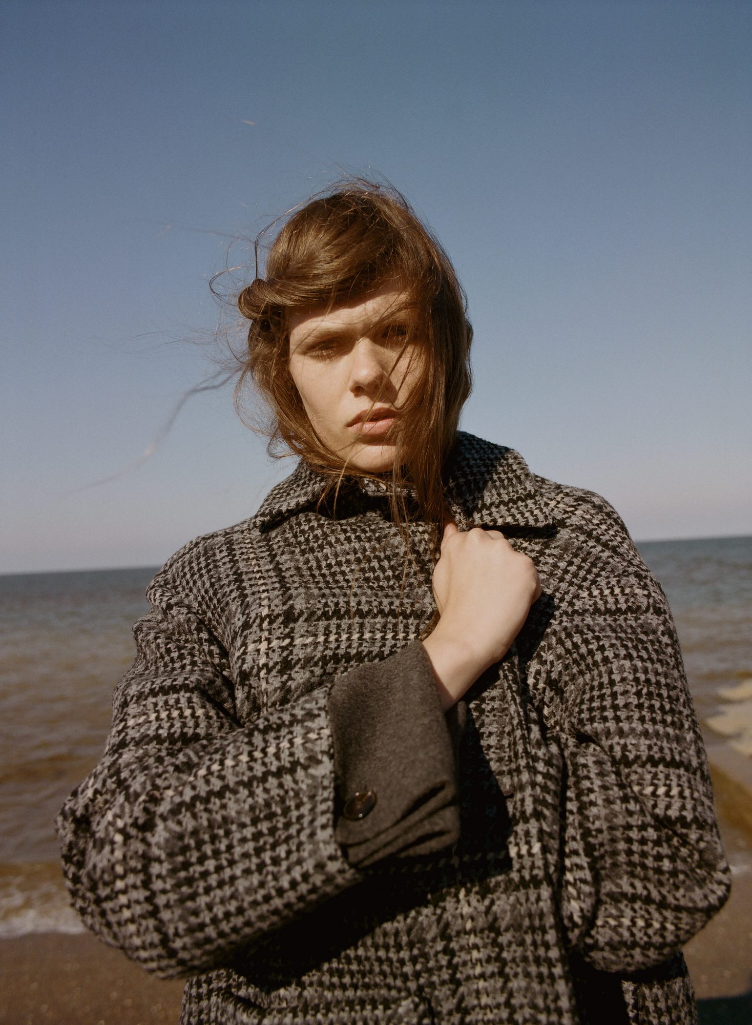 Пальто Paul & Joe, Sister, платье Dorothee Schumacher, рубашка Katharine Hamnett, жакет Nanushka, водолазка John Smedley, носки Arket, ботинки Rupert Sanderson