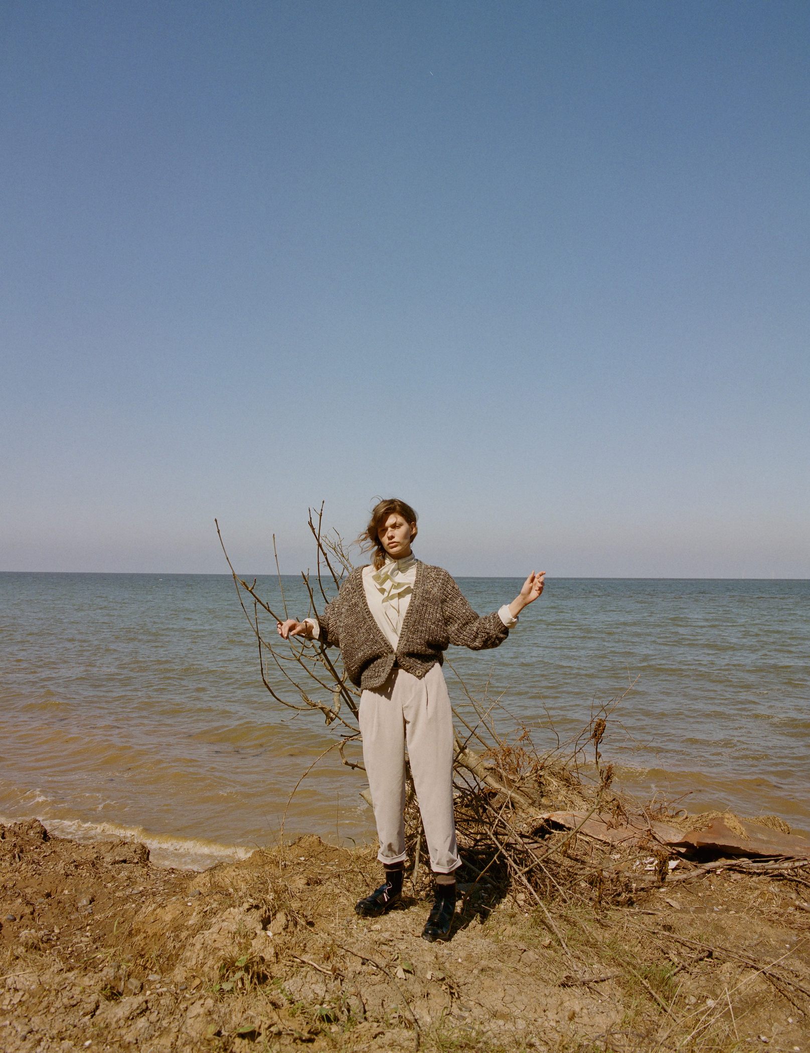 Блуза Dorothee Schumacher, кардиган Sessùn, брюки Filippa K, носки Sockshop, пояс M&S, ботинки Rupert Sanderson