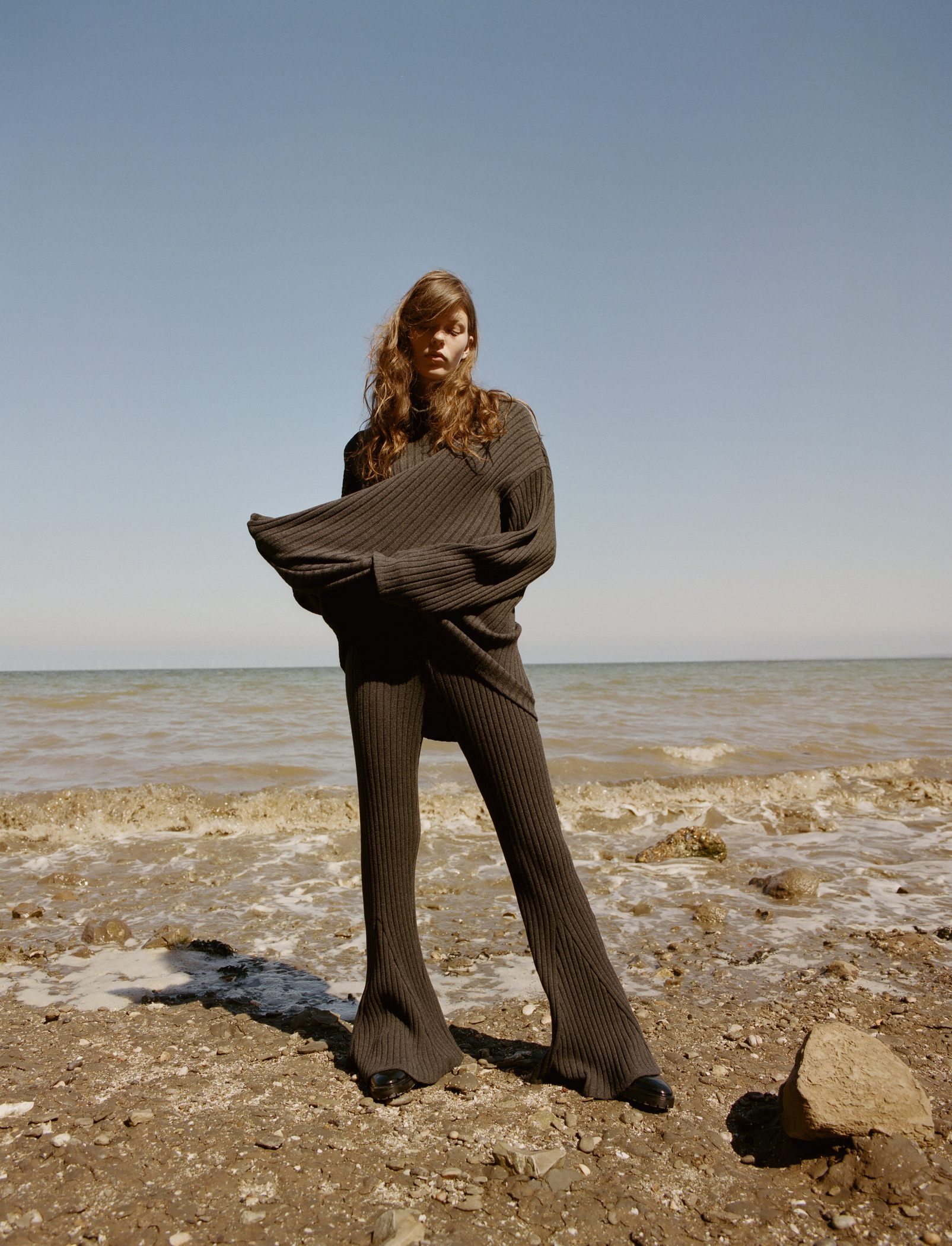 Джемпер и брюки Beaufille, броги Rupert Sanderson