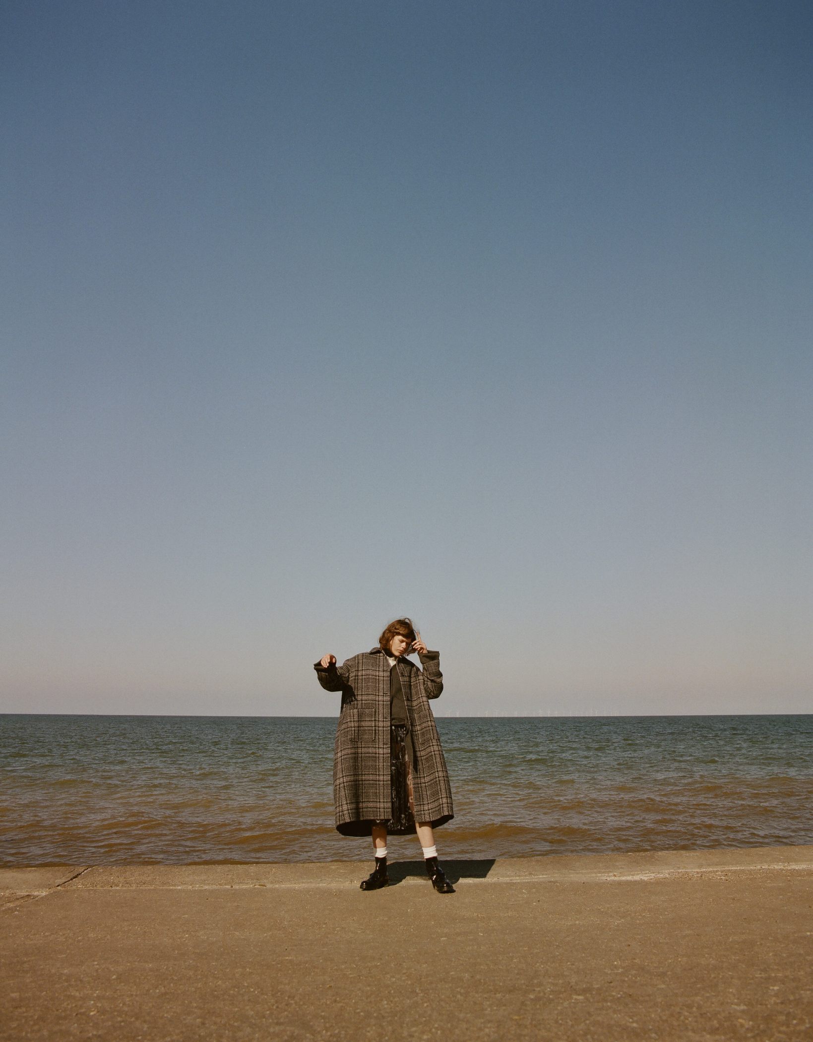 Пальто Paul & Joe, Sister, платье Dorothee Schumacher, рубашка Katharine Hamnett, жакет Nanushka, водолазка John Smedley, носки Arket, ботинки Rupert Sanderson