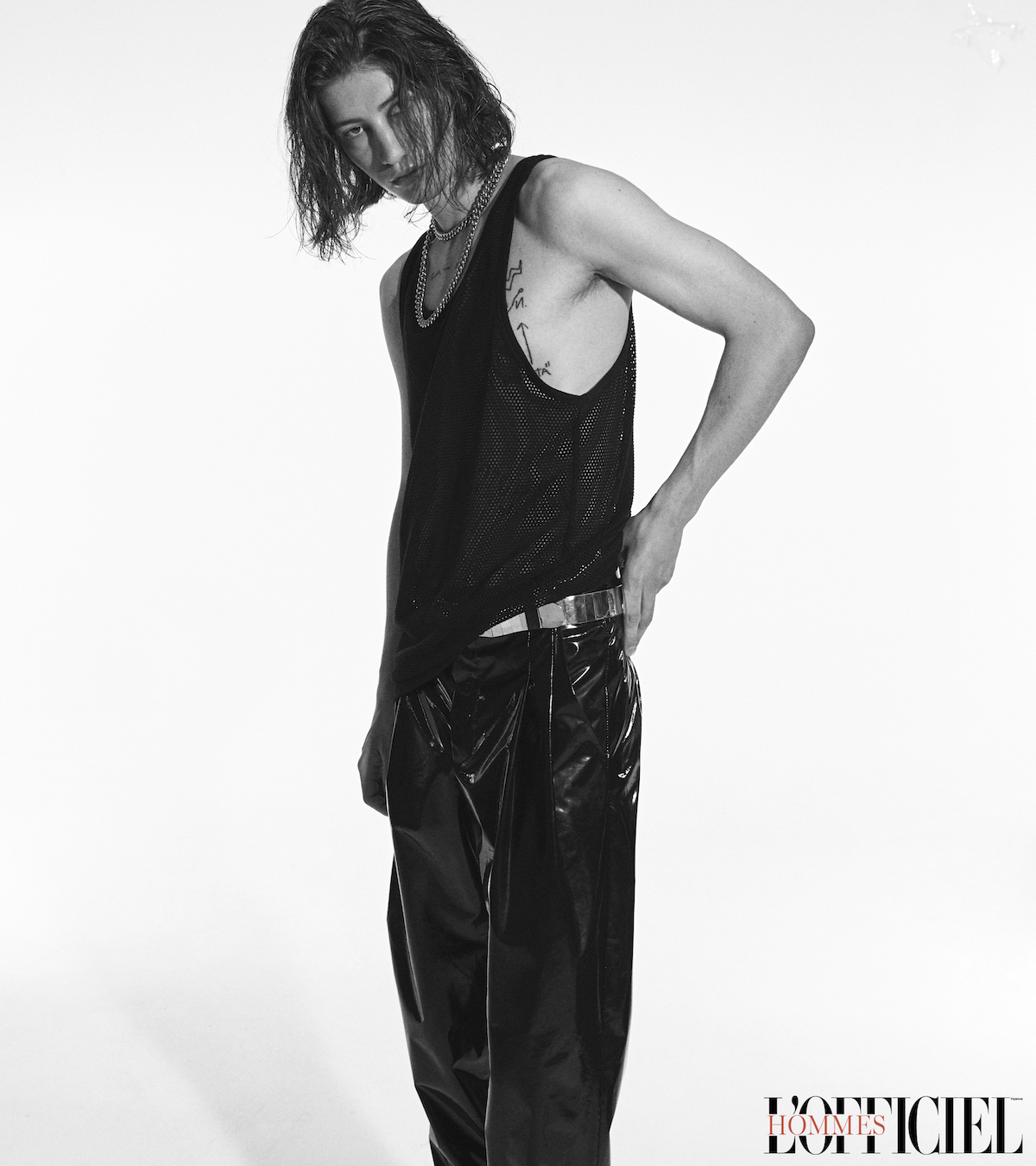 Топ, Calvin Klein; Брюки, Iva Nerolli; Аксессуары, собственность стилиста