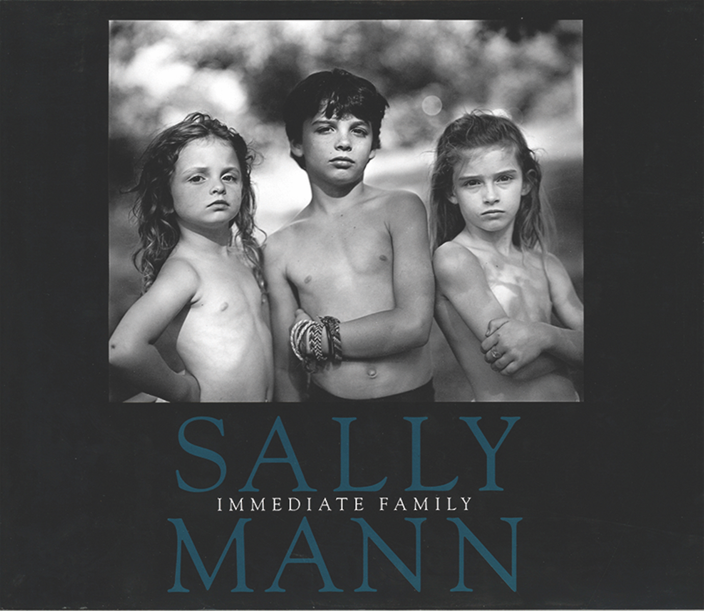 Обложка книги Салли Манн «Ближайшие родственники» (Aperture, 1992 г.)