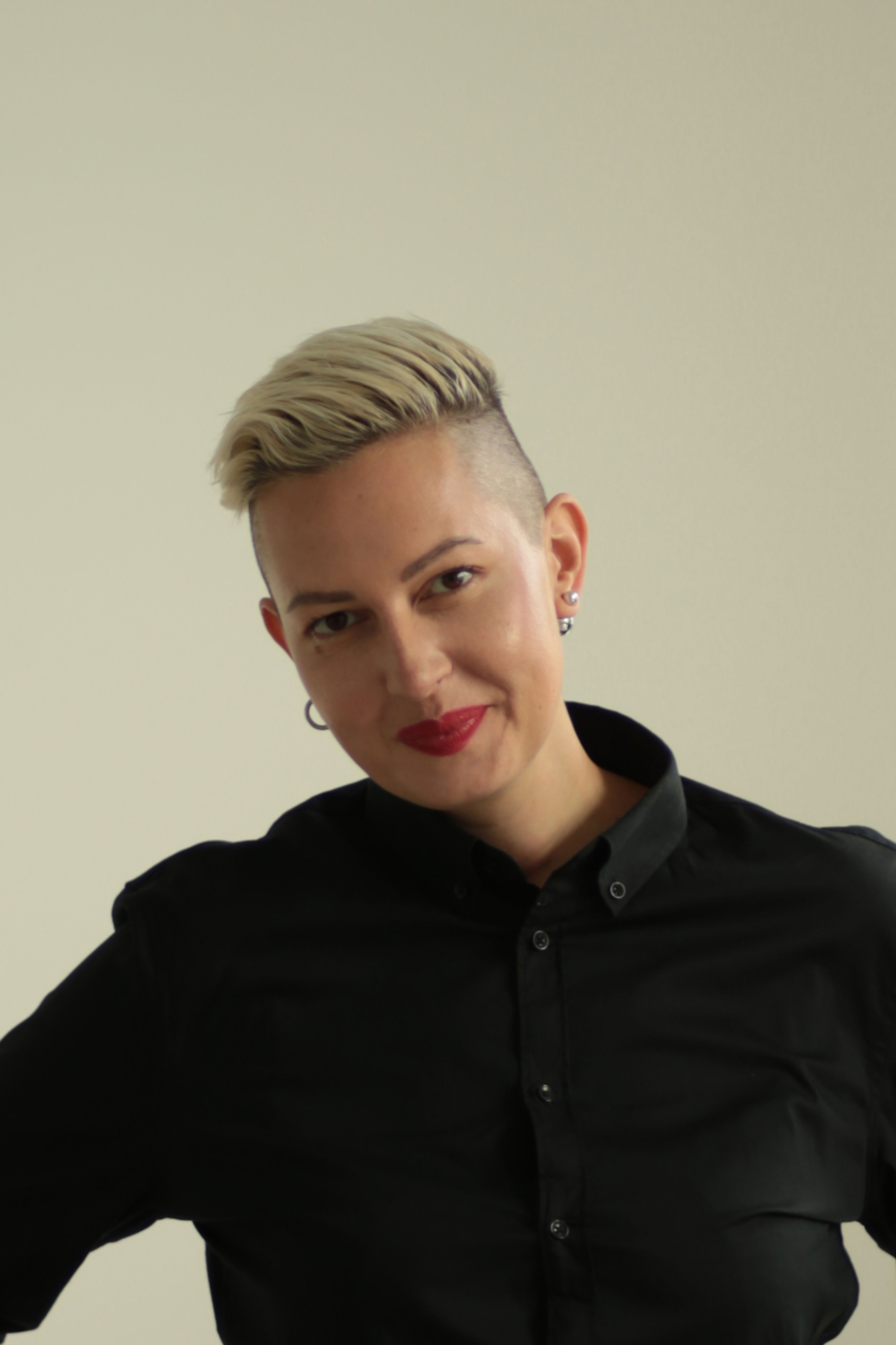 Ярослава Кравченко – співведуча YouTube-шоу «ебаут» та програми Телебачення Торонто, засновниця та директорка «Дикого Театру»