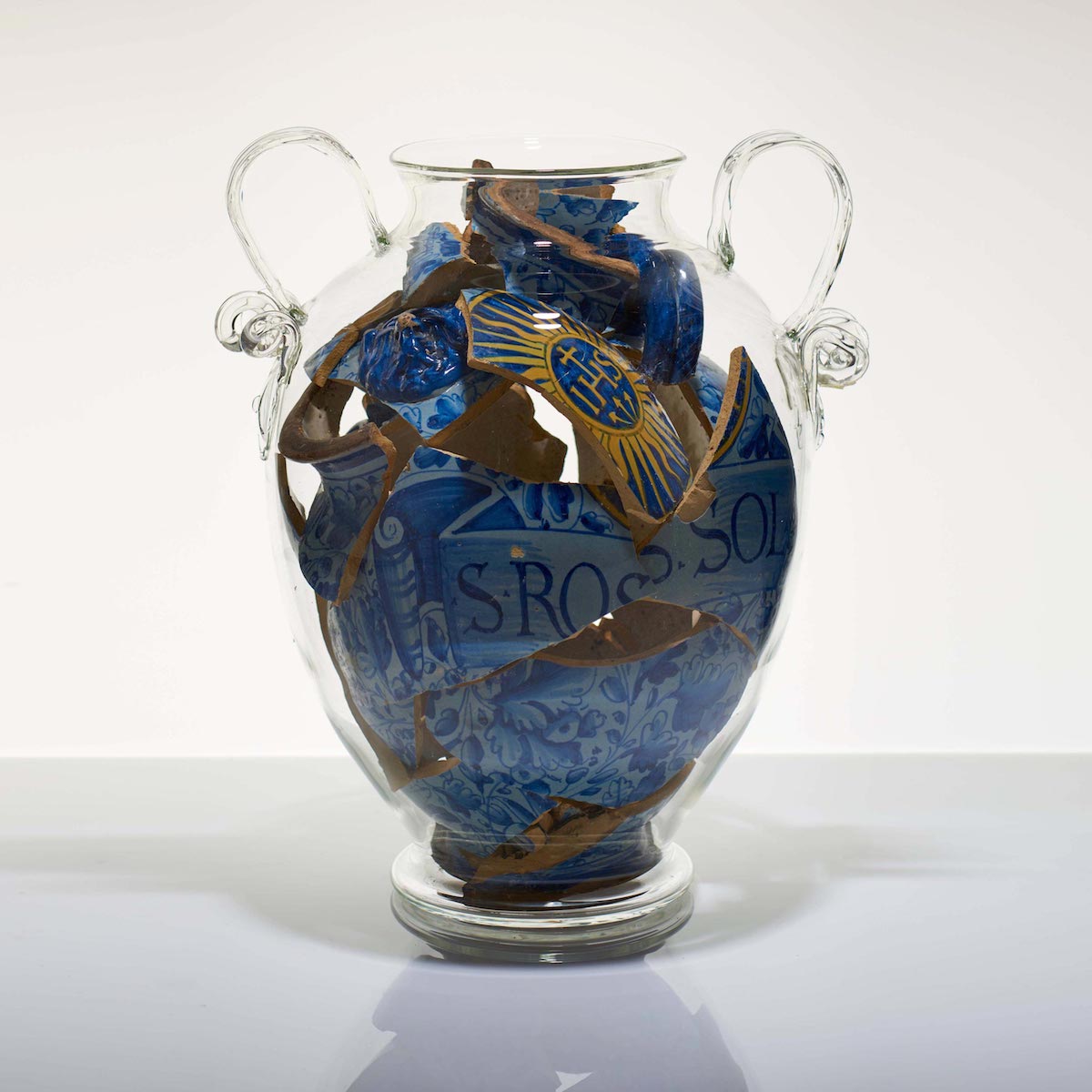 Инсталляция Memory Vessel XXXV, стеклянный сосуд с остатками итальянской майоликовой глиняной вазы XVII века 