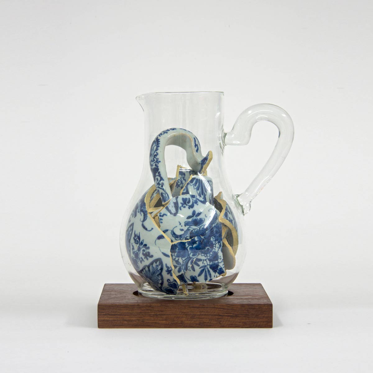 Инсталляция Memory Vessel XXXV, стеклянный сосуд с остатками китайского фарфорового кувшина XVI века 