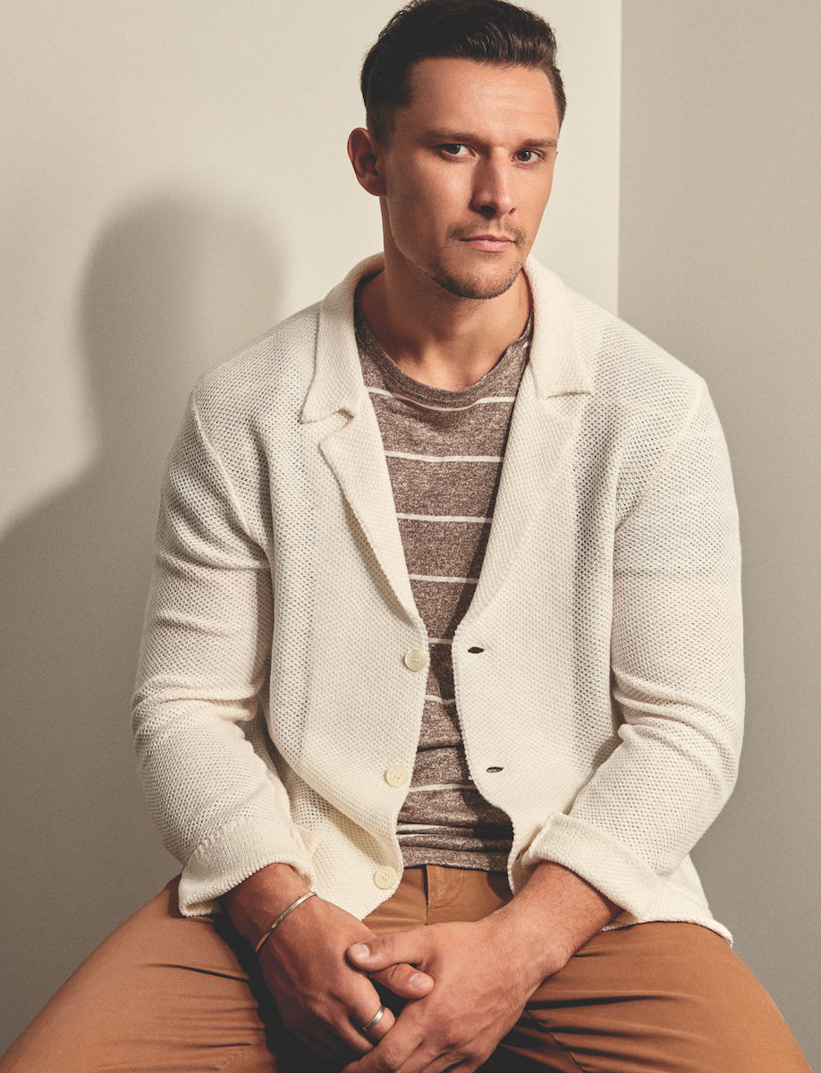 На Тарасе: шерстяной блейзер, футболка, чиносы — Isaia