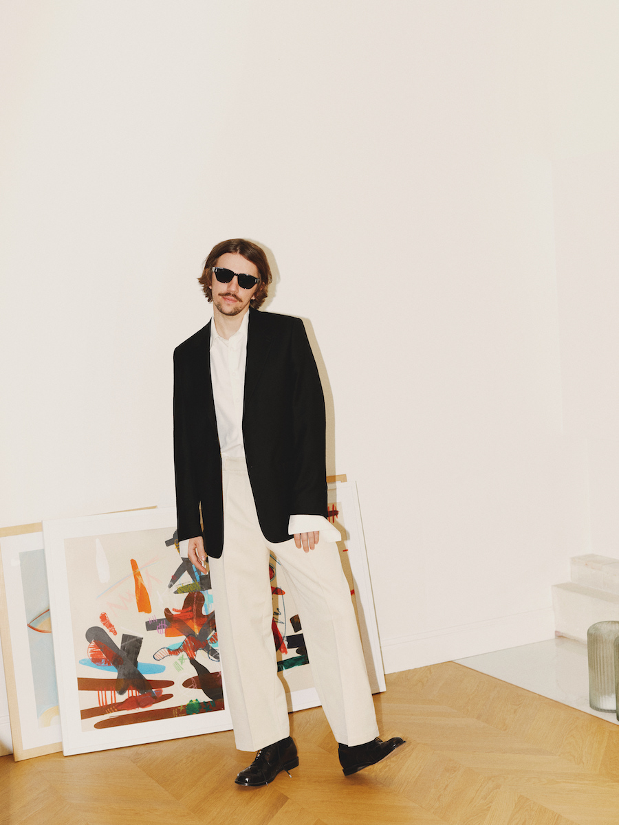 Рубашка Alexander Mcqueen, пиджак The Kooples, брюки & Other Stories, солнцезащитные очки Dior, туфли Bottega Veneta