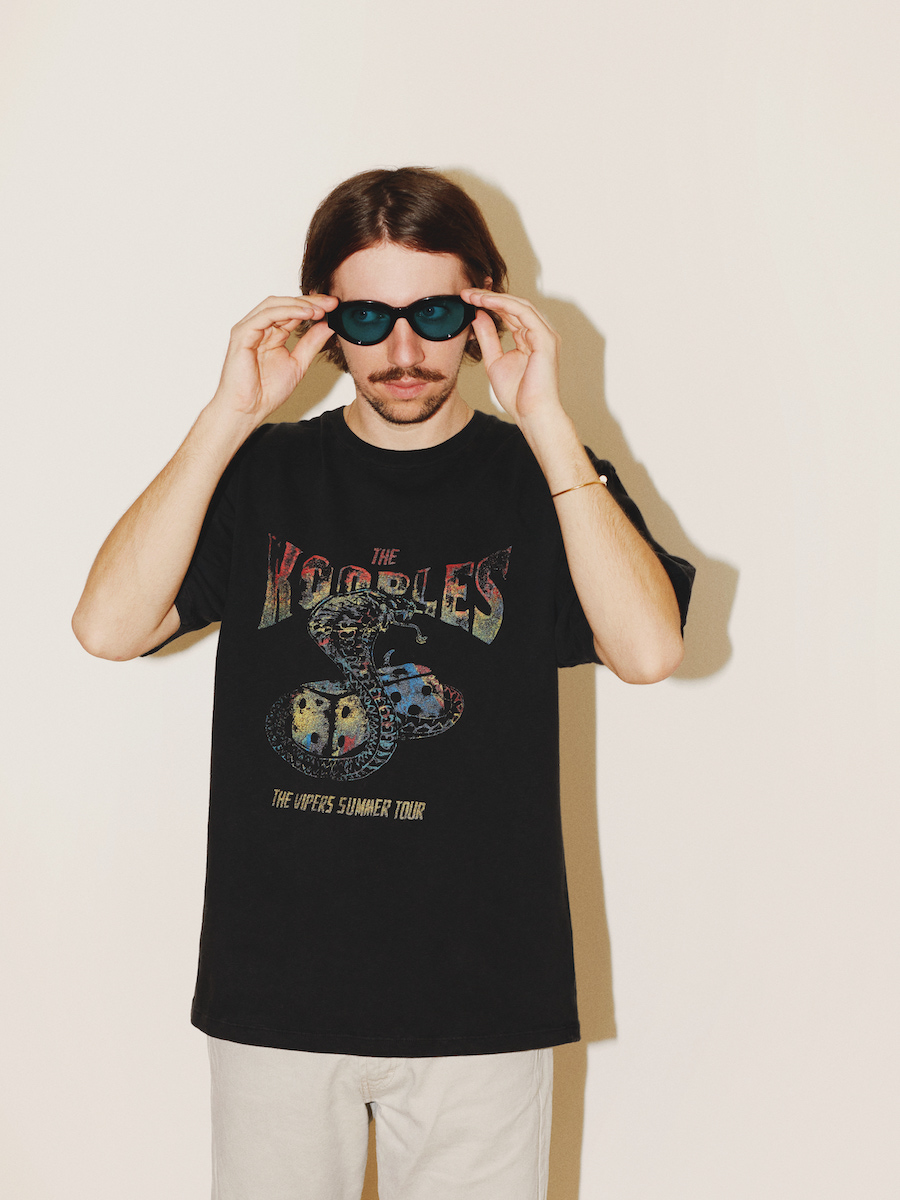 Футболка The Kooples, солнцезащитные очки Retrosuperfuture, браслет Cartier, джинсы — винтаж 