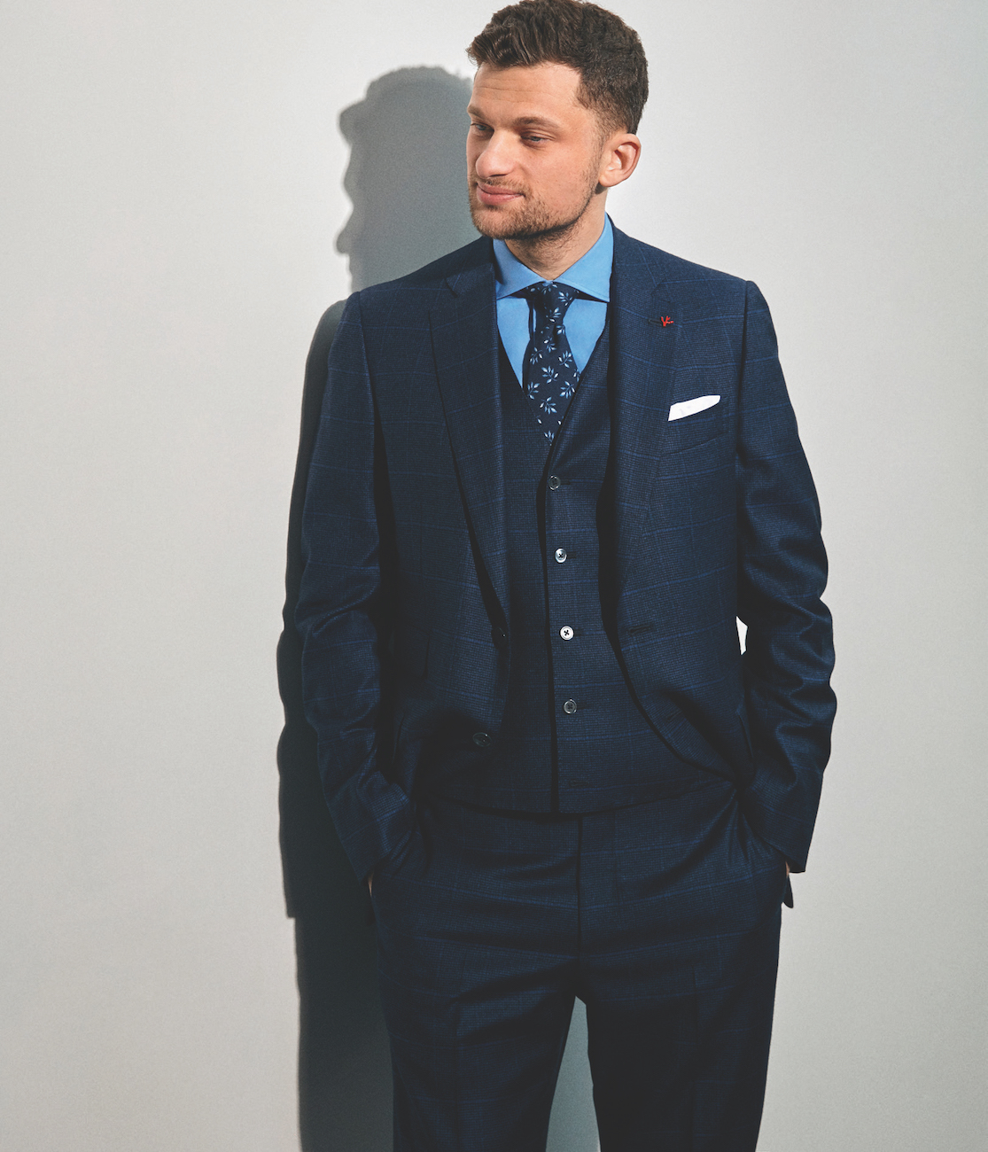 На Дмитрие: костюм, сорочка и галстук — Isaia