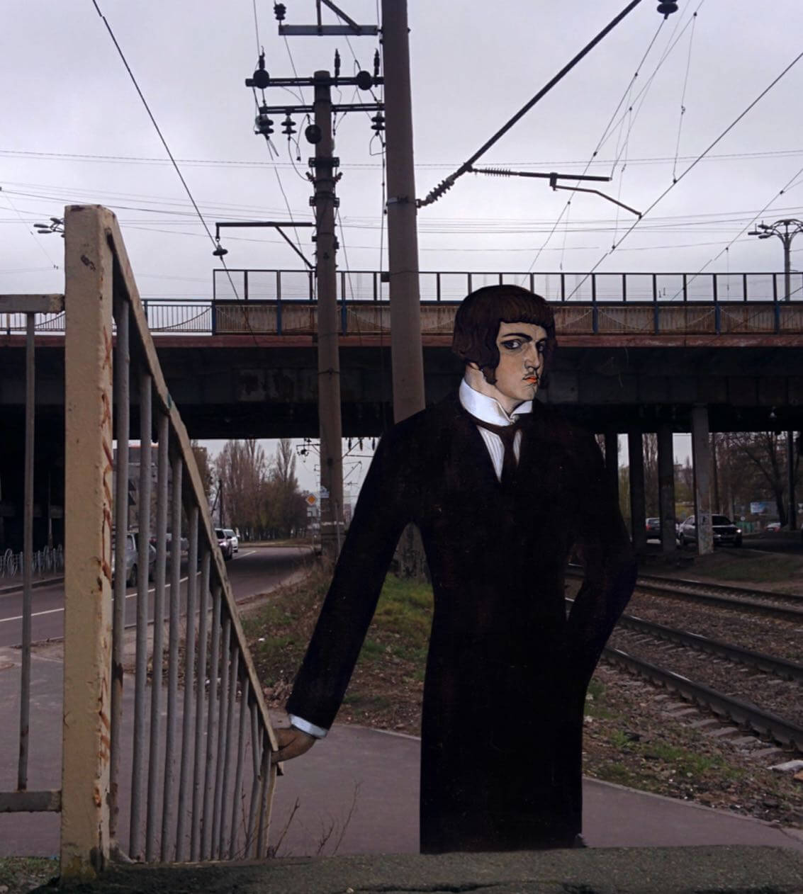 В коллаже использован фрагмент работы Всеволода Максимовича (Автопортрет, 1913)