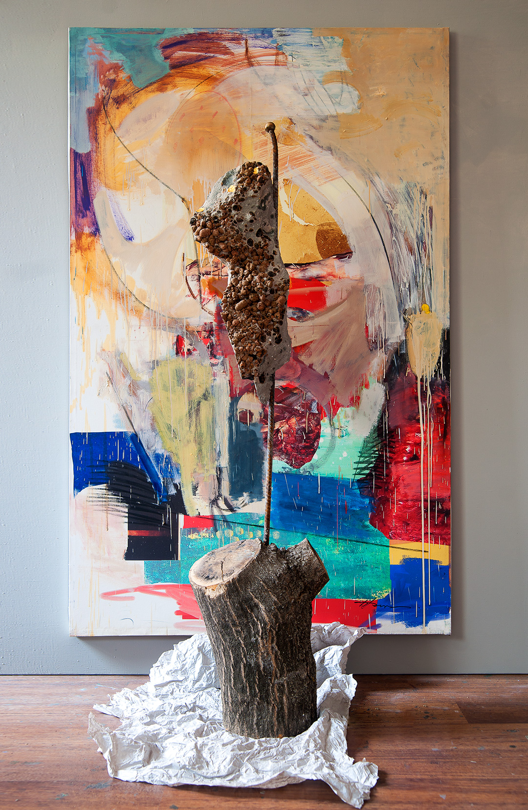  Василий Рябченко. «Переупаковка» (2020) 160 х 100 см, холст, цифровая печать, масло (живопись), 160 х 37 см, пень, металл, бетон, керамзит (установка)