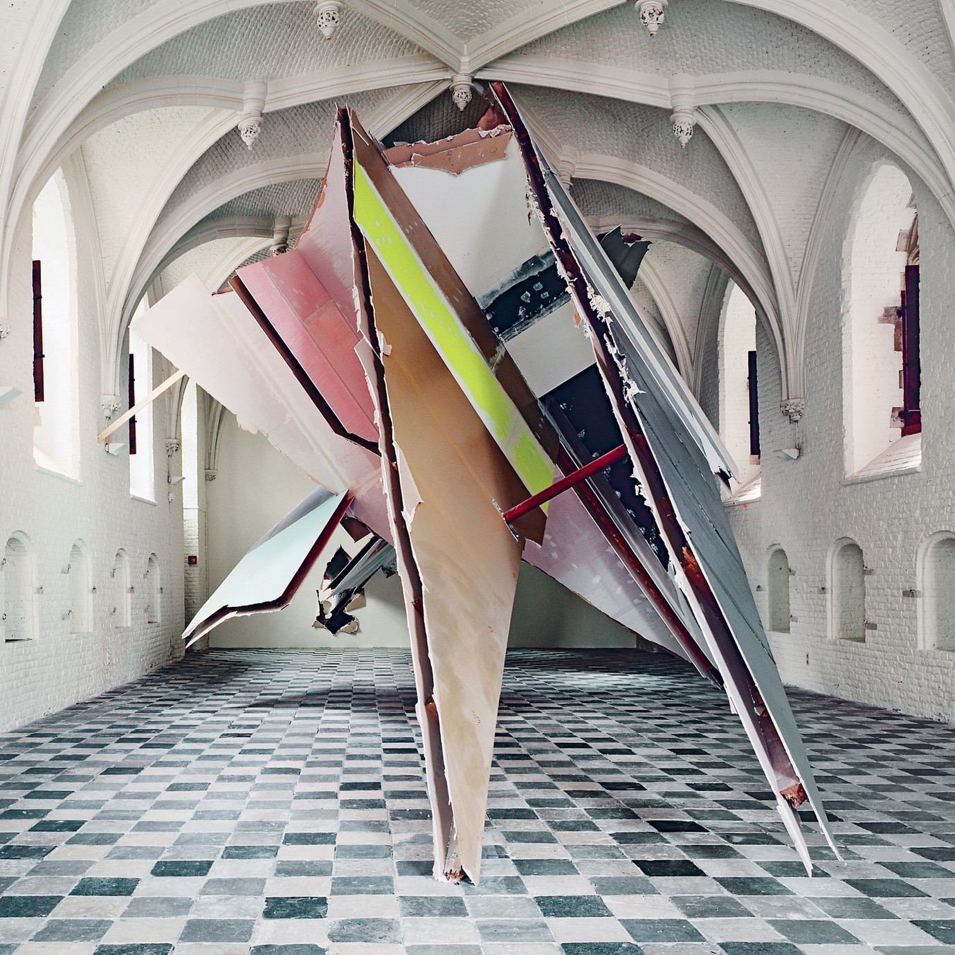 Феликс Шрамм. «Savage Salvage» (2008) 7 х 9 х 35 м, гипсокартон, дерево, металл, краска