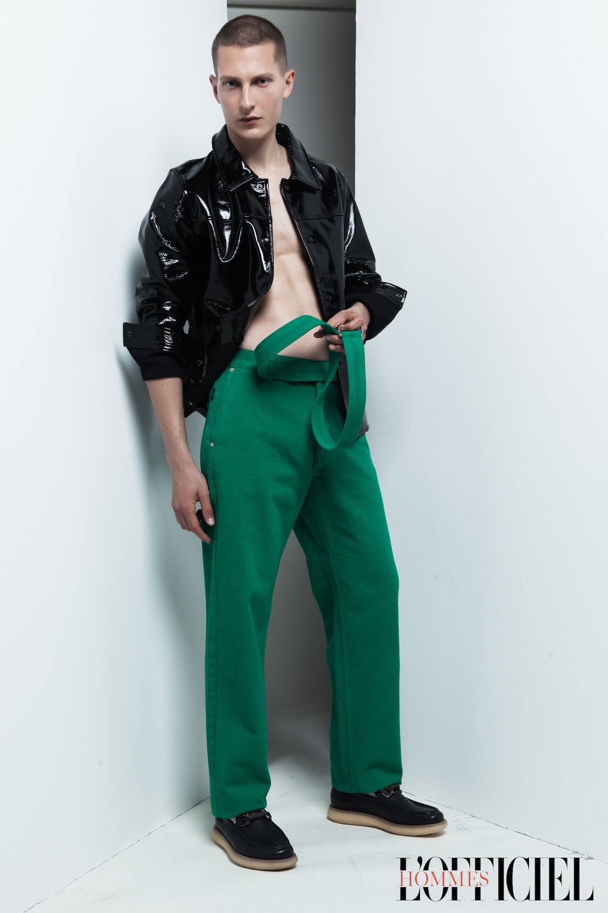 Куртка и спортивные штаны: AMI; Лоферы: Salvatore Ferragamo