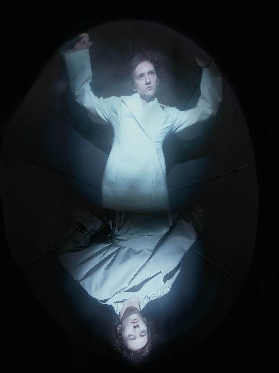 Пиджак THEO, брюки Jil Sander, cорочка Eleventy, тренч Tom Browne