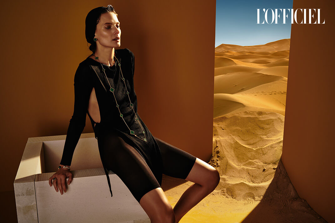 Серьги и колье, коллекция Magic Alhambra, браслет и кольцо, коллекция Perlée Couleurs, Van Cleef and Arpels, платье, велосипедки и бандана Bevza