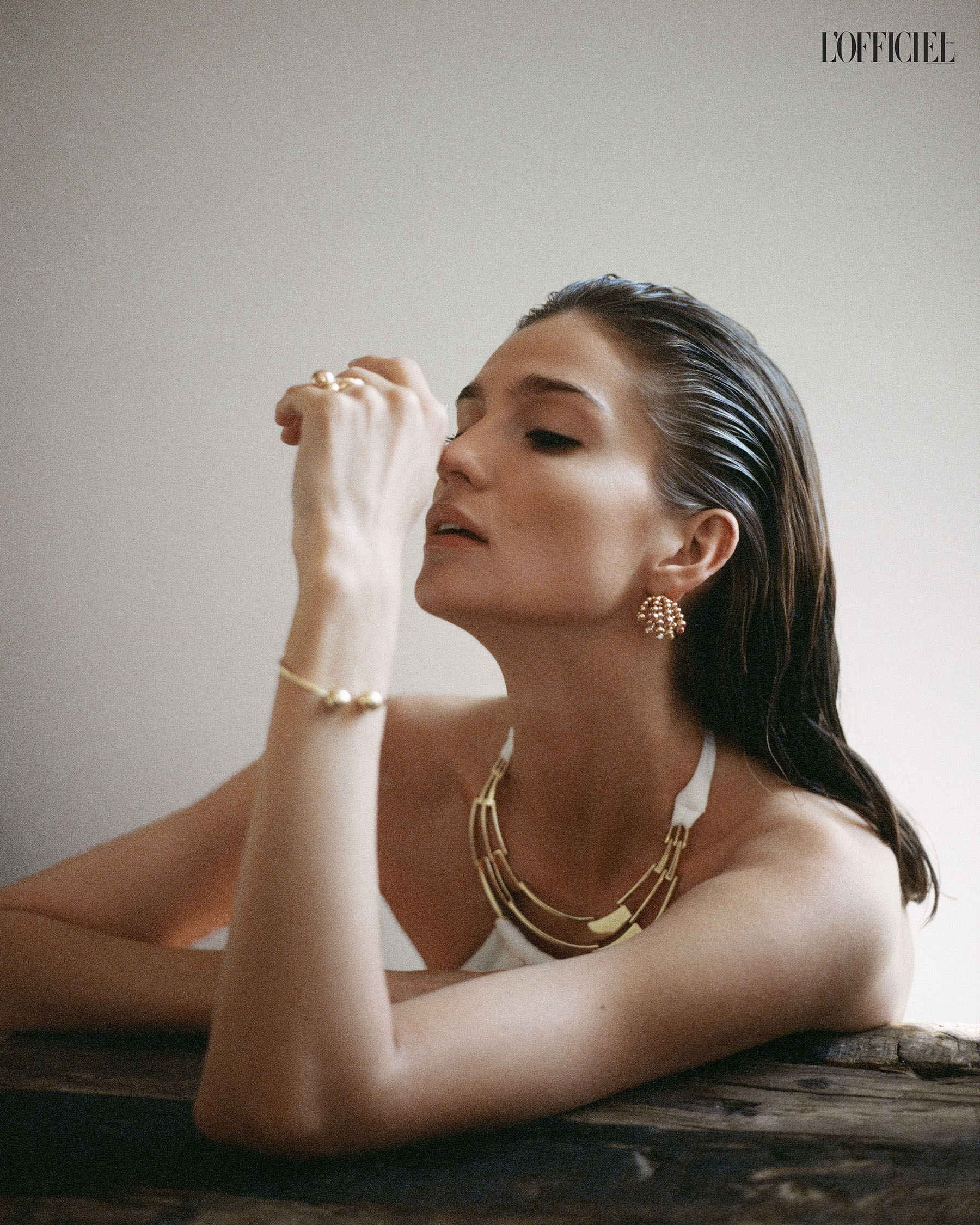 Серьги Paris Nouvelle Vague, CARTIER, браслет и кольца Hardwear, TIFFANY & Co, купальник LA PERLA