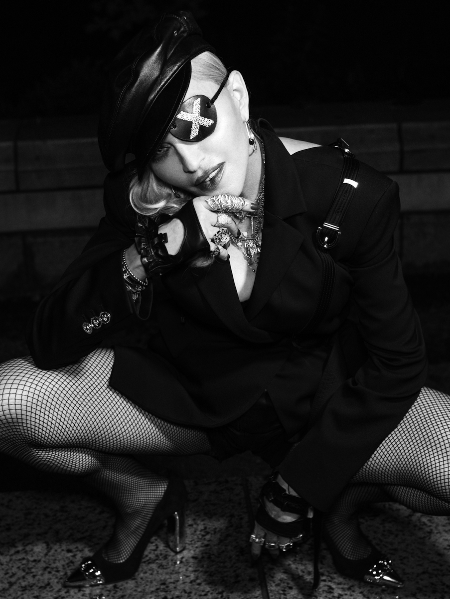 Тренч Dolce & Gabbana, пов'язка на око Gregory Kara, рукавички Paula Rowan, туфлі Miu Miu