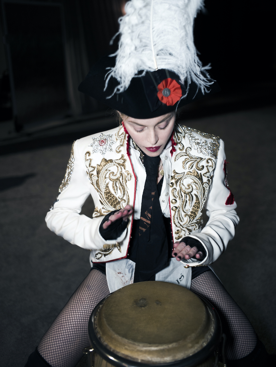 Треуголка, жакет, блуза і краватка - Elizabeth Emanuel, рукавички Paula Rowan, корсет і шорти Agent Provocateur