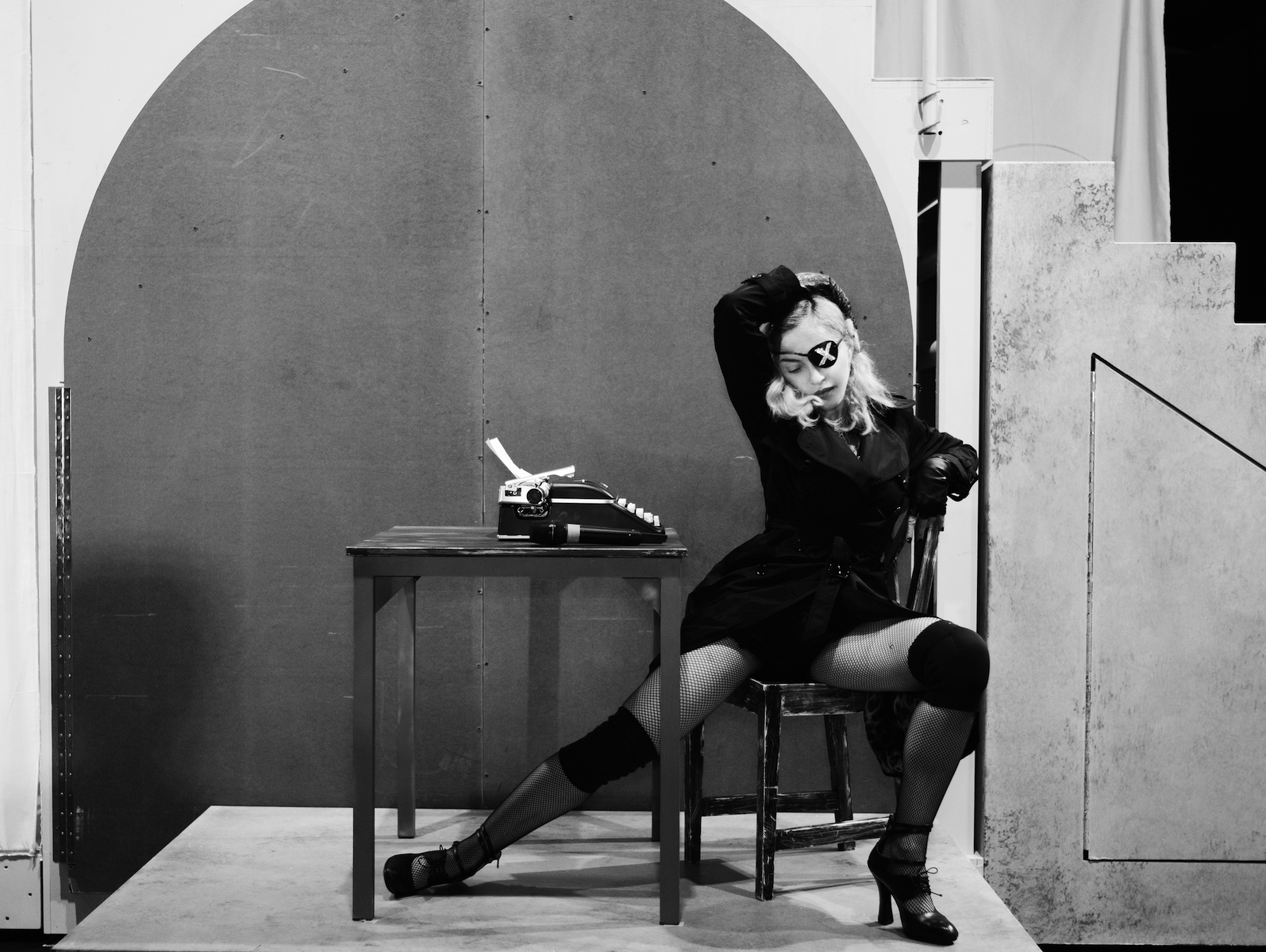 Тренч Dolce & Gabbana, пов'язка на око Gregory Kara, рукавички Paula Rowan, туфлі Miu Miu