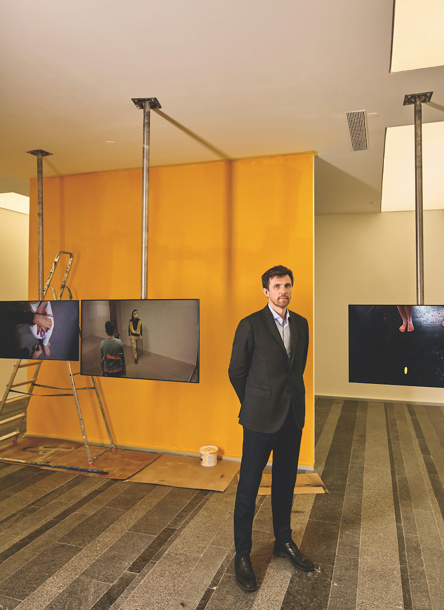 На Бйорне: пиджак, брюки и сорочка – Karl Lagerfeld 