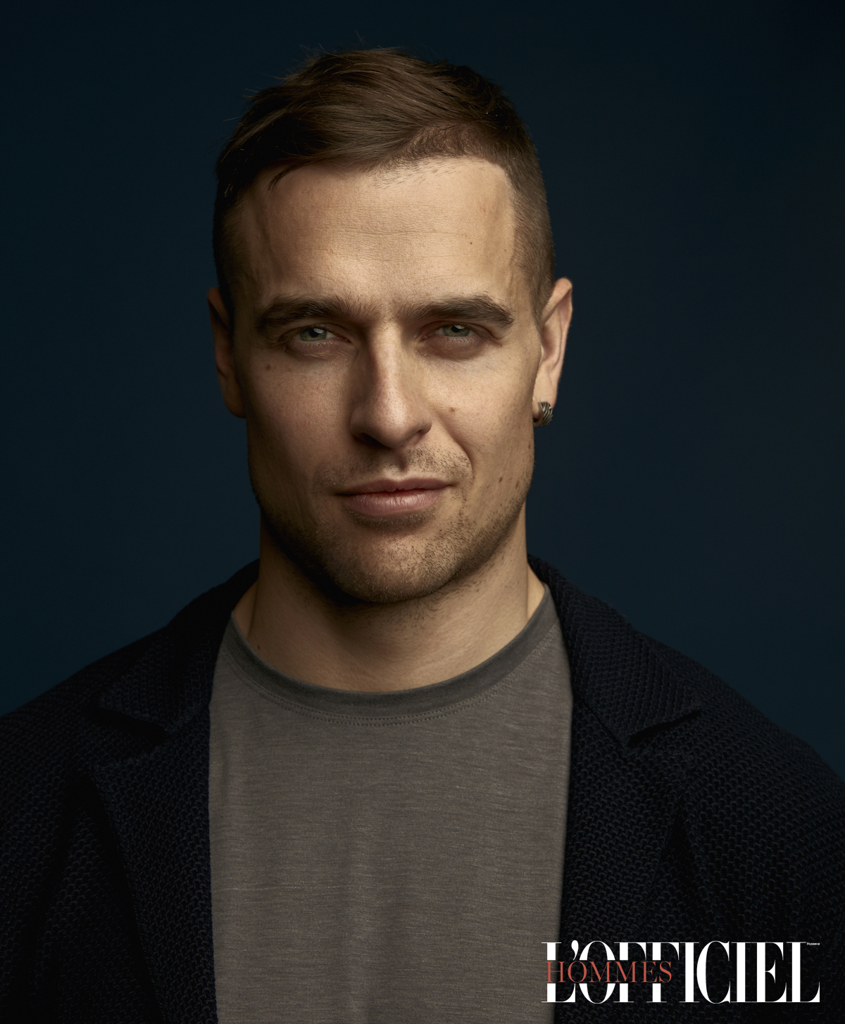 На Александре: трикотажный пиджак из мериносовой шерсти, футболка из шелка и хлопка, все ISAIA