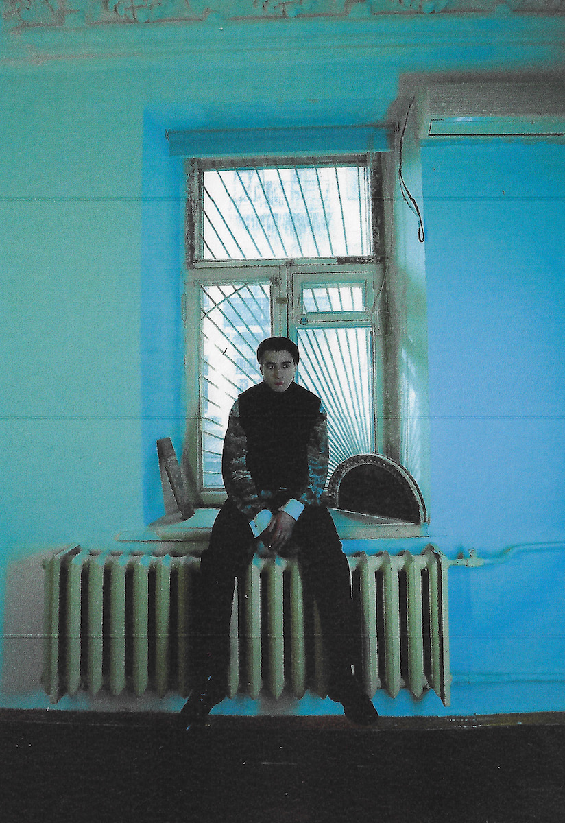 На Никите: рубашка, свитер и джинсы — Anton Belinskiy