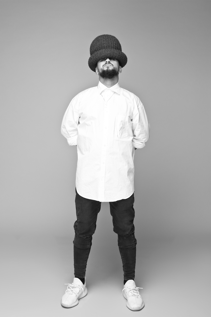 Рубашка Balenciaga, джинсы Levi’s, шляпа Marc Jacobs, подвеска Dior & Arsham 