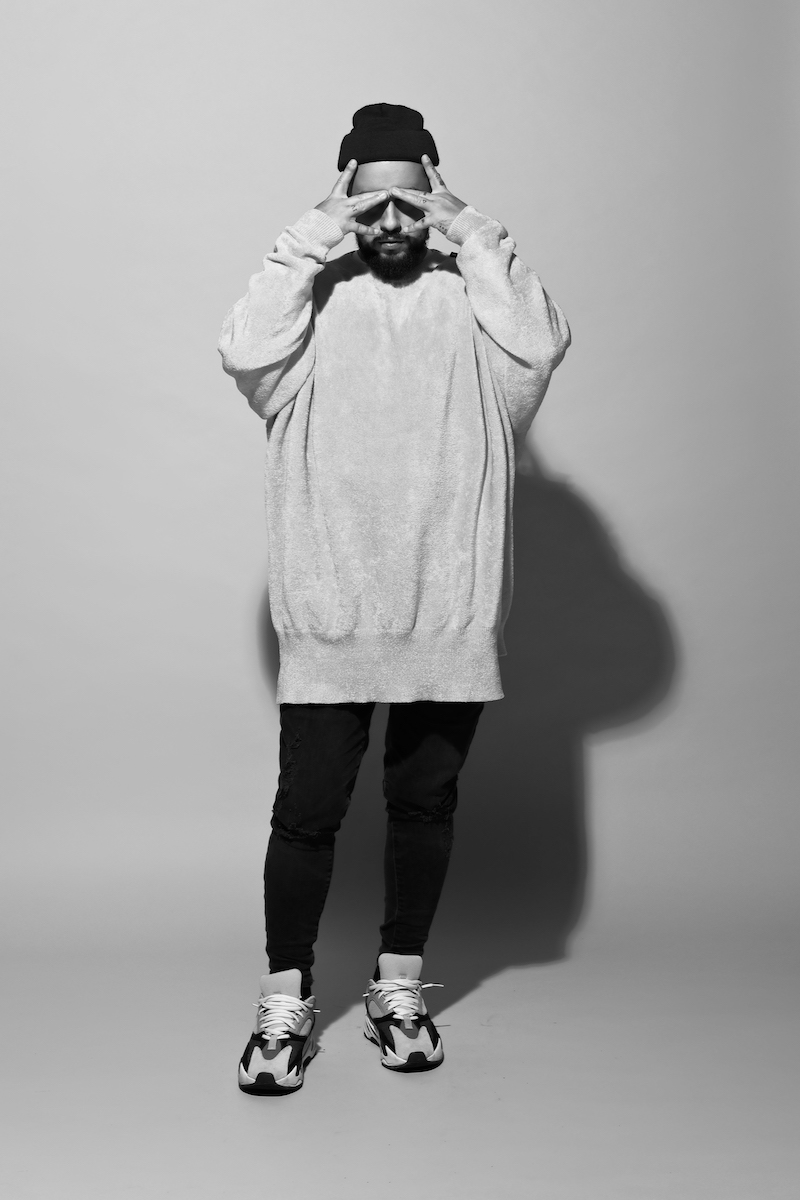 Свитшот Balenciaga, джинсы Levi’s, кроссовки Adidas, шапка Ритмоlove 