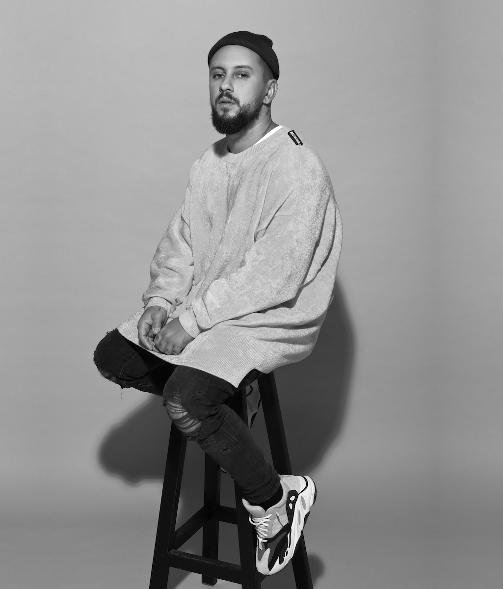 Свитшот Balenciaga, джинсы Levi’s, кроссовки Adidas, шапка Ритмоlove 