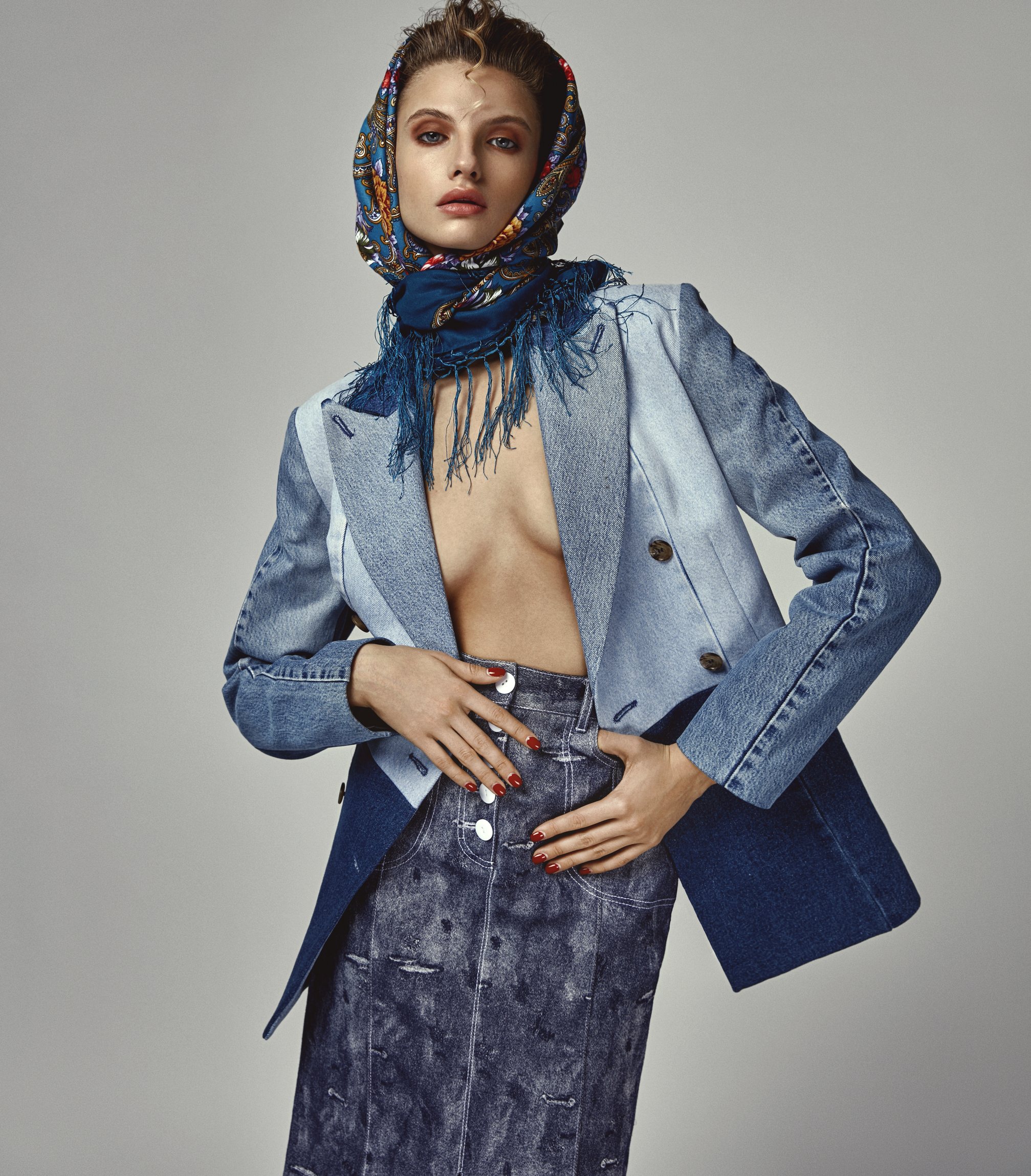 Пиджак, джинсы Ksenia Schnaider, юбка, Chakshyn, туфли GUDU, платок – собственность стилиста