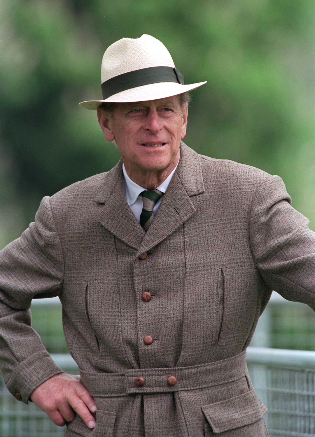 Принц Філіп у капелюсі гуляє на змаганнях з водіння екіпажів на території Віндзорського замку