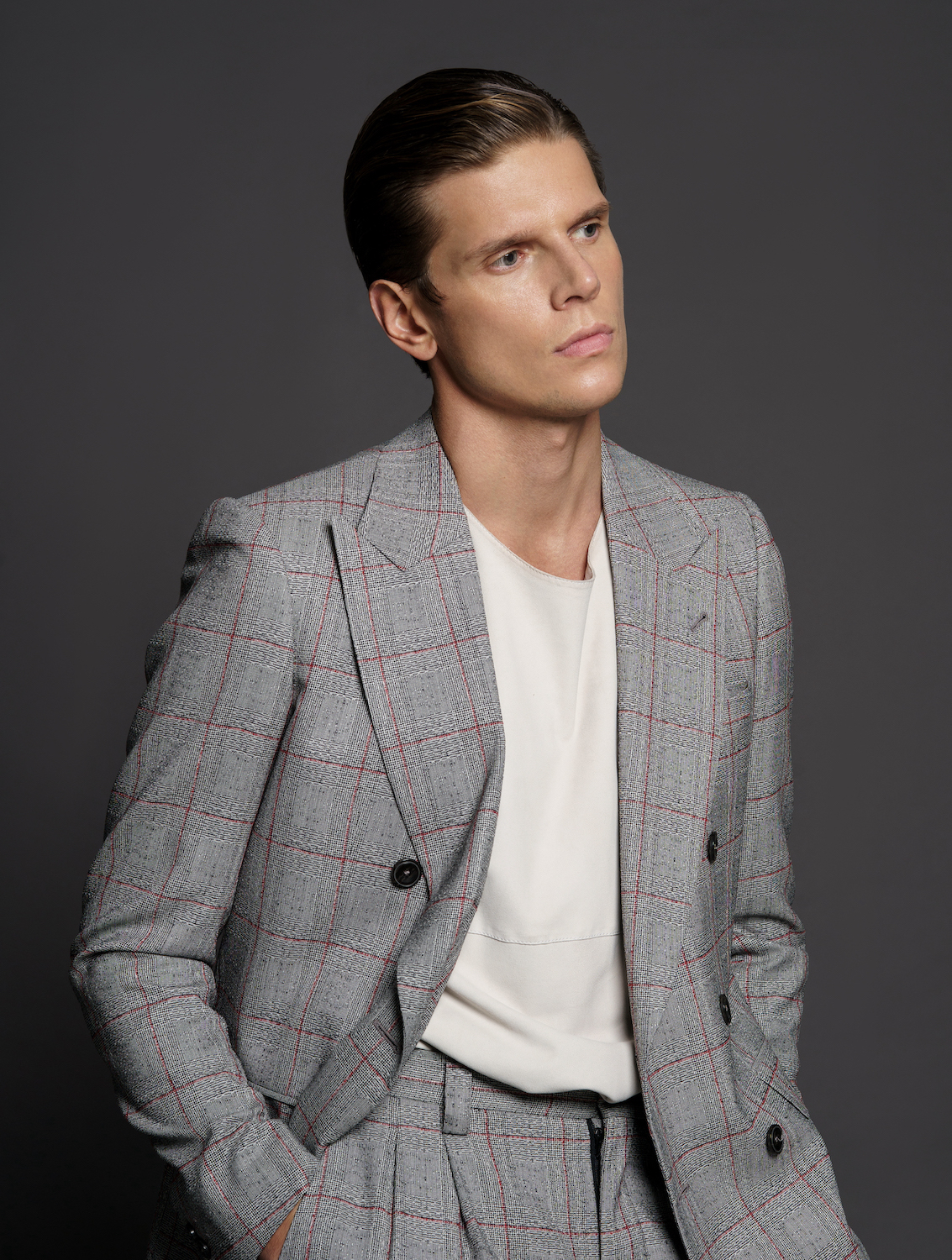 Костюм и футболка — Emporio Armani 