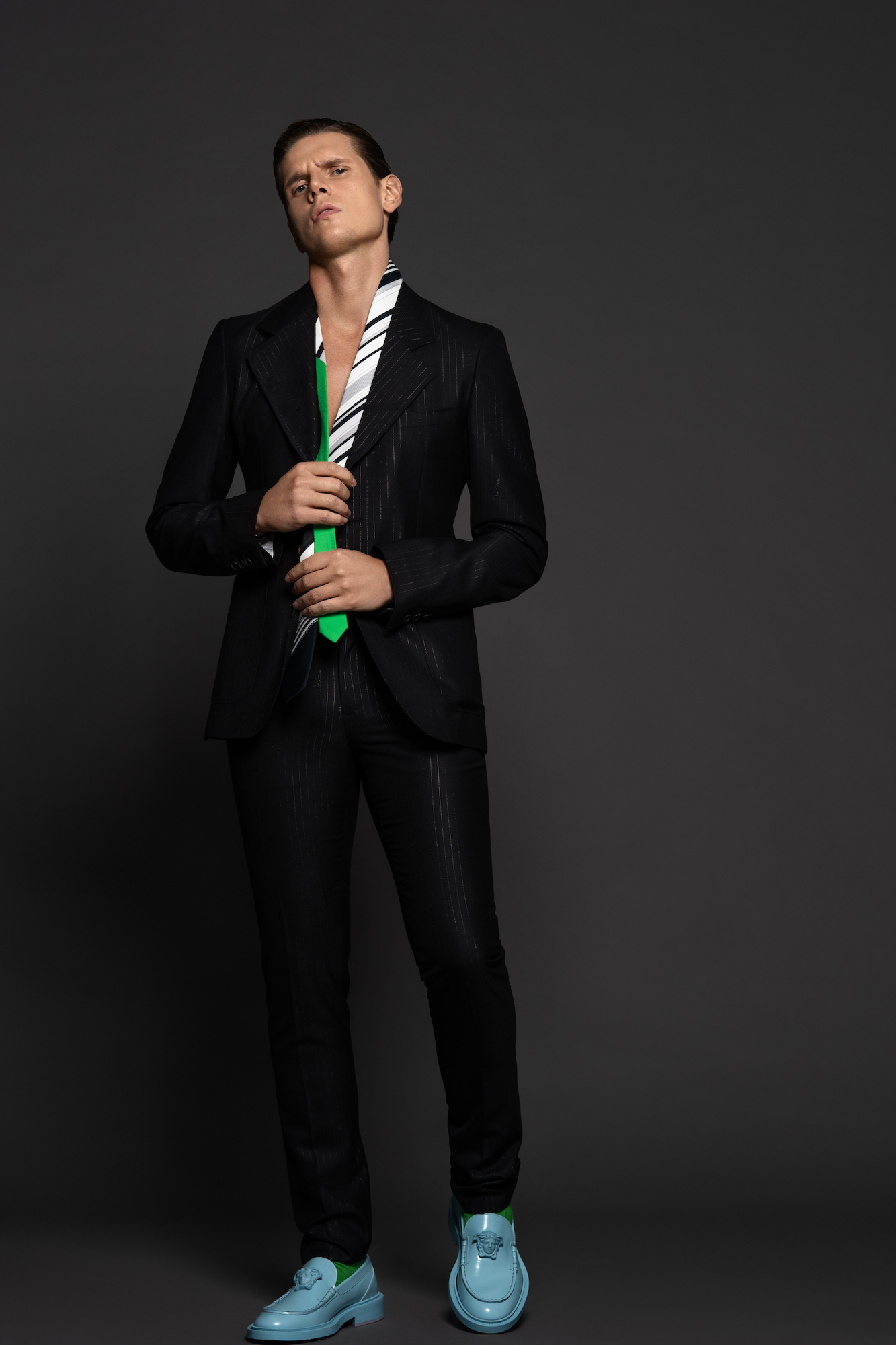 Костюм, гластук и лоферы — Versace