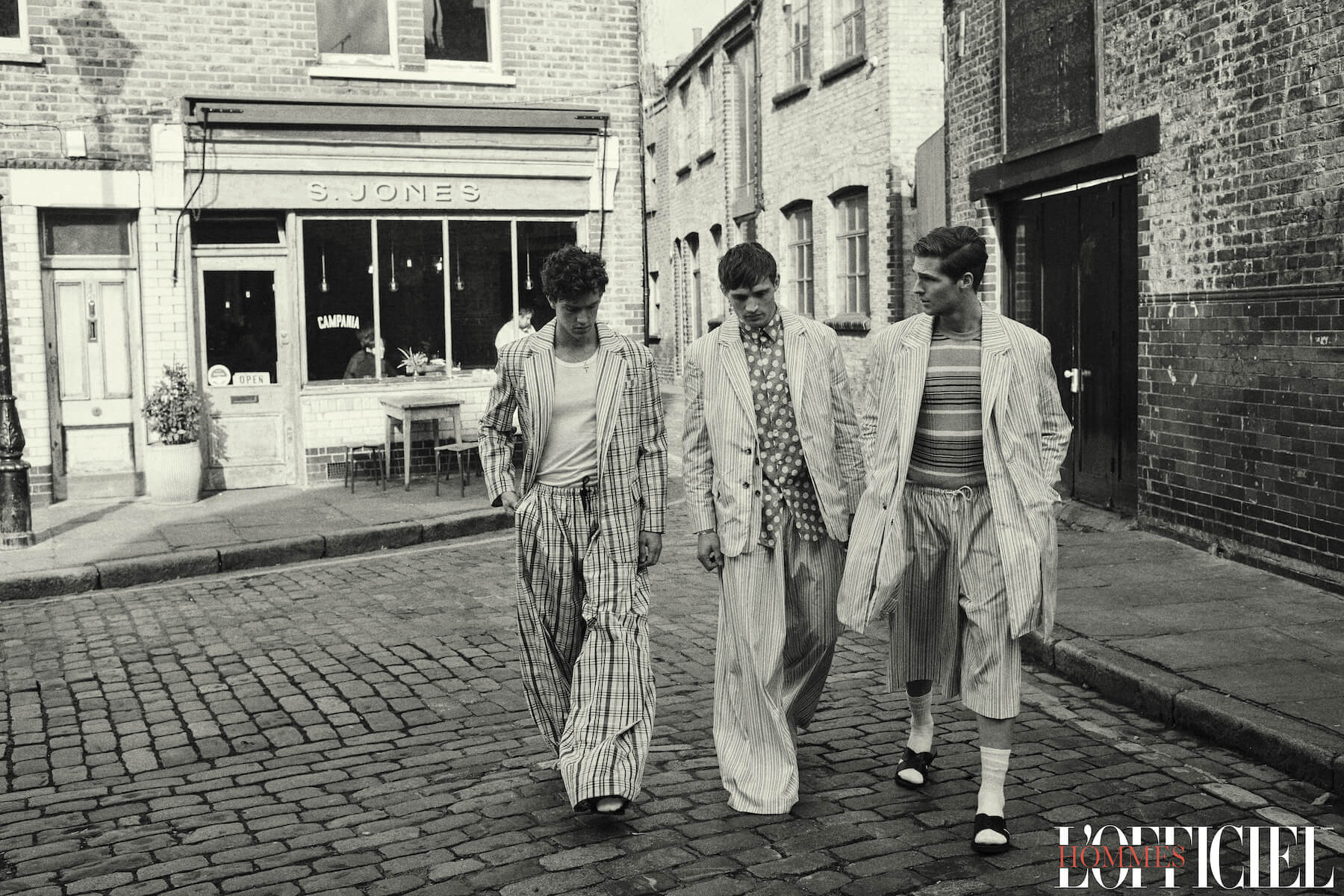 На Эде: джемпер, жакет, шорты – Kenzo, сандали Ancient Greek Sandal, носки Falke; На Джулиане: блейзер, рубашка, брюки – Kenzo; На Хавьере: топ Giorgio Armani, блейзер, брюки – Kenzo, сандалии Ancient Greek Sandal, носки Falke 