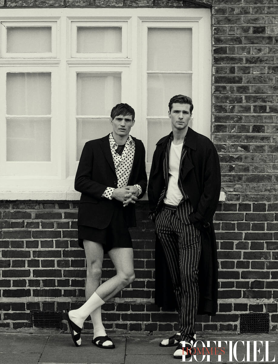  На Джулиане: жакет и шорты Roberto Cavalli, рубашка и пояс – John Lawrence Sullivan, сандалии Ancient Greek Sandals, носки Socks; На Эде: топ Giorgio Armani, пальто, блейзер, брюки – Roberto Cavalli, сандалии Ancient Greek Sandals, носки Socks 