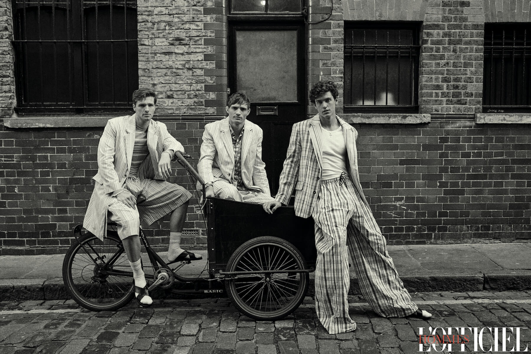 На Эде: джемпер, жакет, шорты – Kenzo, сандали Ancient Greek Sandal, носки Falke; На Джулиане: блейзер, рубашка, брюки – Kenzo; На Хавьере: топ Giorgio Armani, блейзер, брюки – Kenzo, сандалии Ancient Greek Sandal, носки Falke 