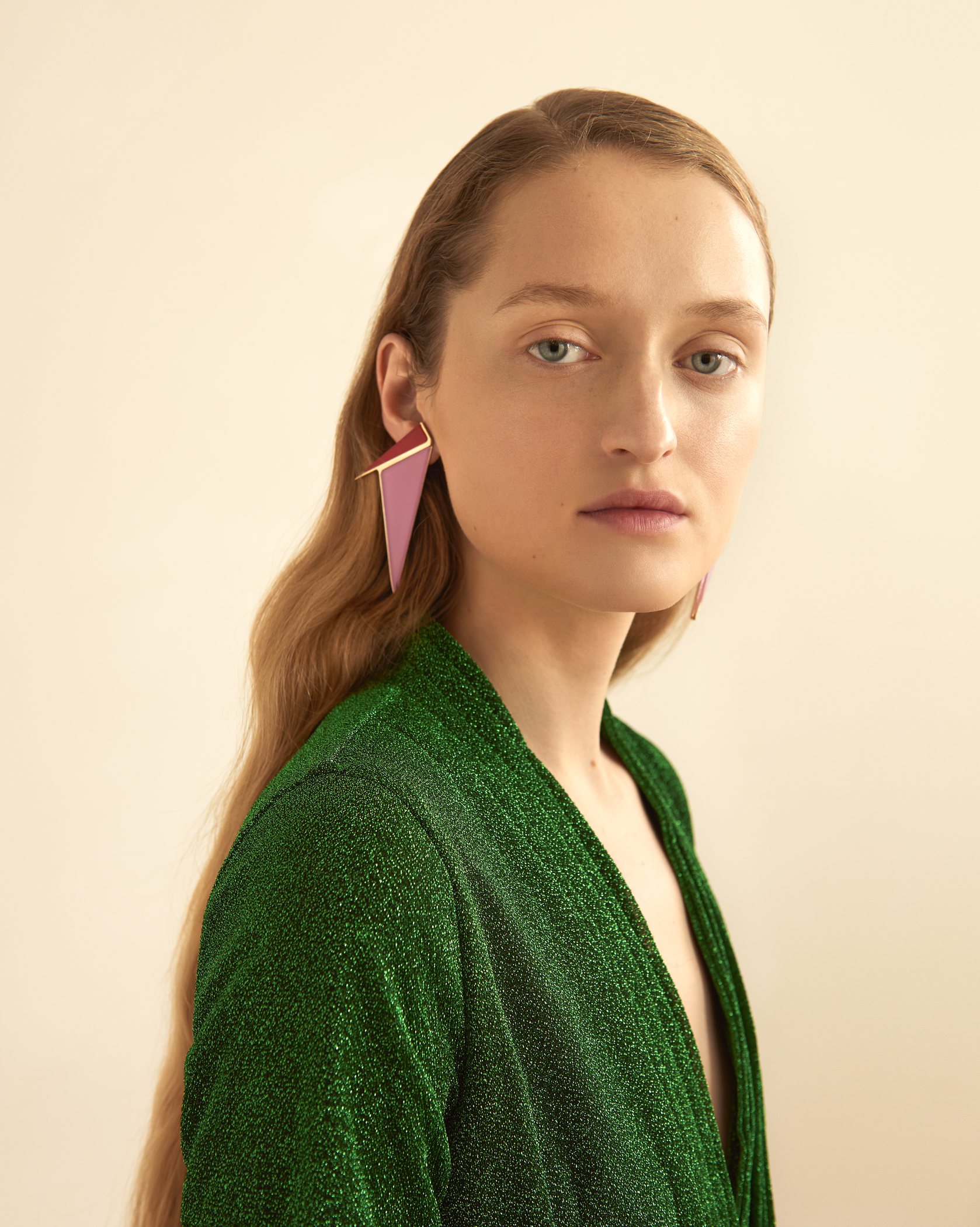 Платье ALL MUST ART, серьги SYLVIO GIARDINA