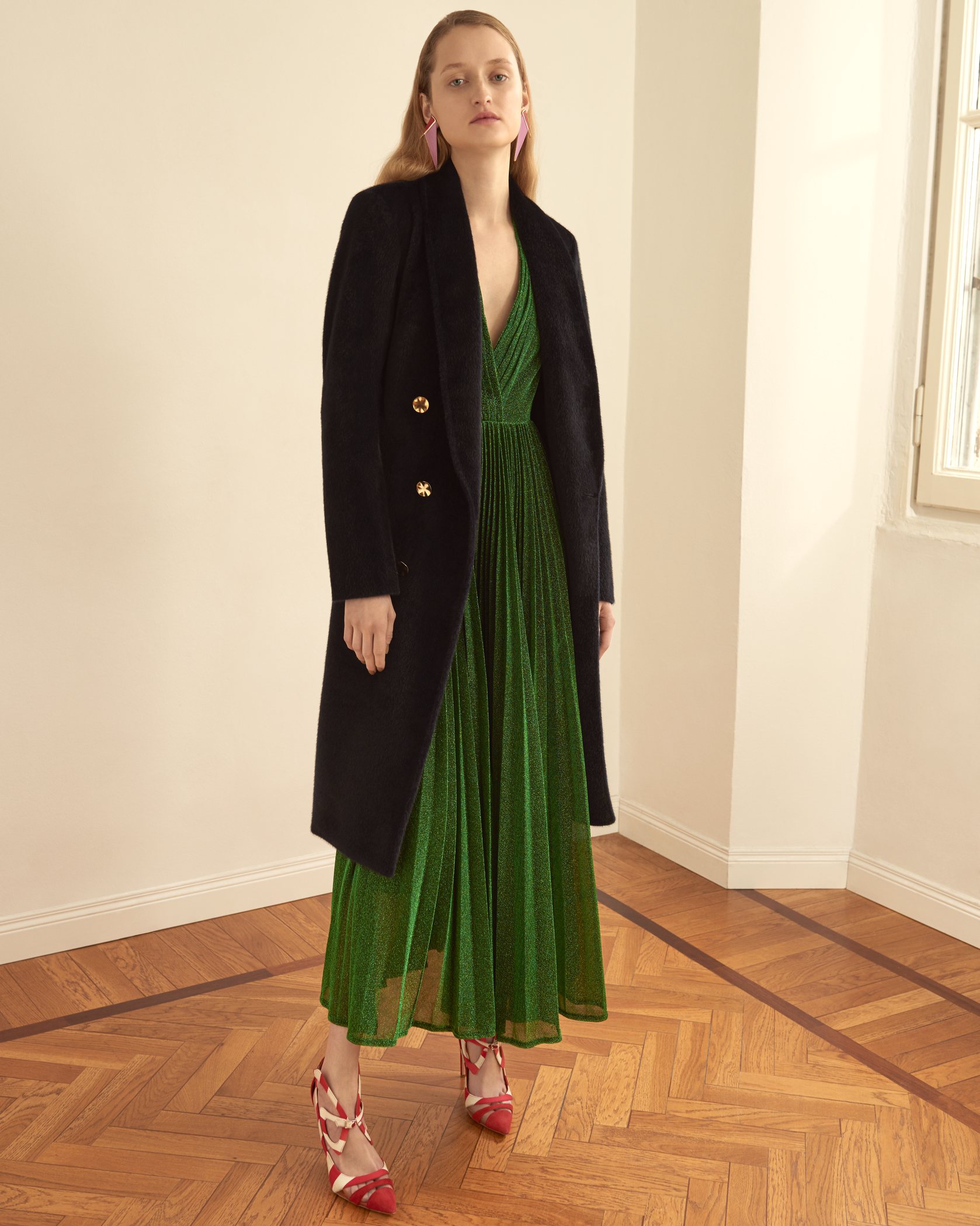 Пальто TA|MO, платье ALL MUST ART, обувь DAMIANO MARINI, серьги SYLVIO GIARDINA