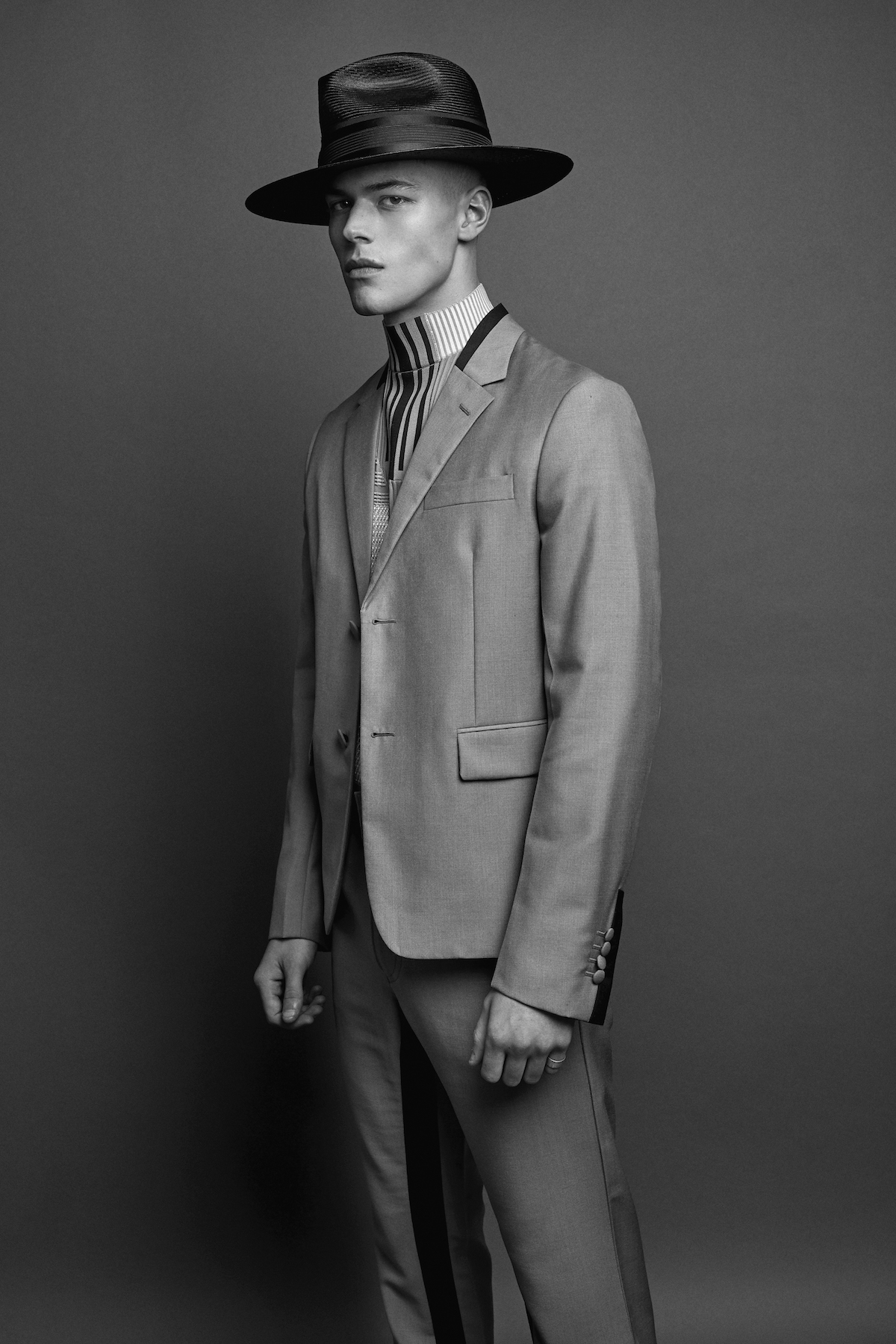 БЛЕЙЗЕР, ТОП, БРЮКИ, PRADA ШЛЯПА, PHILIP TREACY LONDON