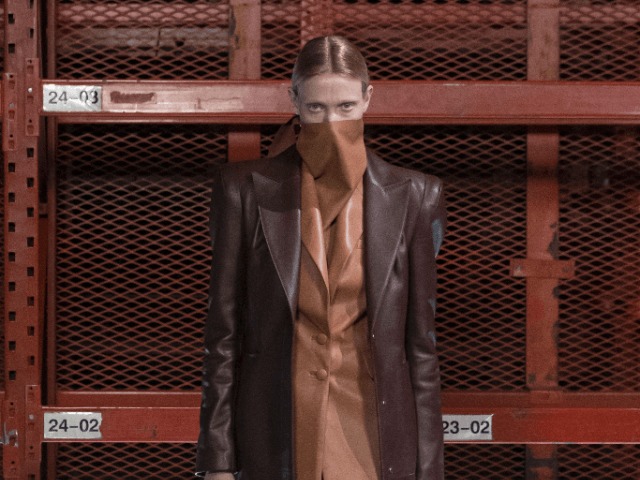 Бетонные джунгли: Весенний онлайн-показ Off-White прошел под звуки тропического дождя