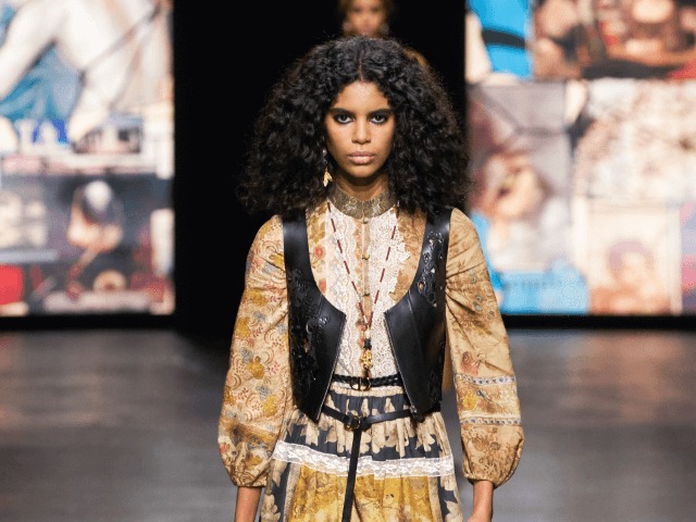 Смотрите прямую трансляцию показа коллекции Dior весна-лето 2022 на сайте L'Officiel