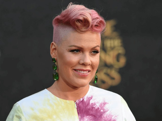 Осторожно, сексизм: Pink заплатит штраф норвежских гандболисток. Сборная отказалась играть в бикини