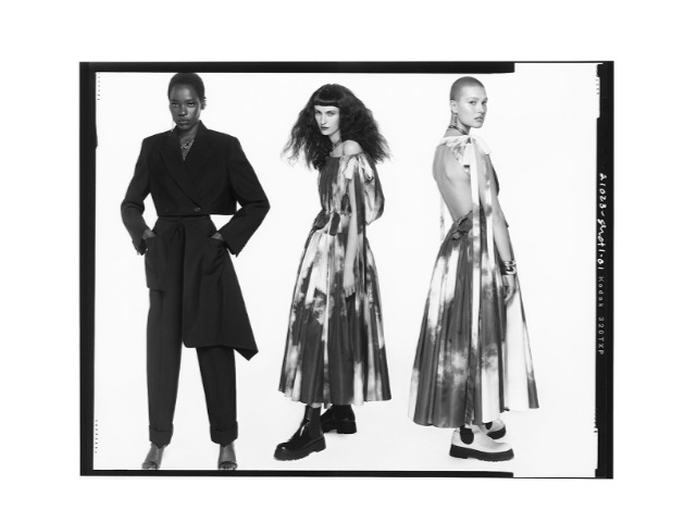 Фатин, деним и стразы: Гардероб этой весны в рекламе Alexander McQueen