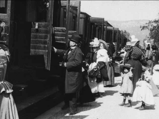 Фильм братьев Люмьер 1896 года отреставрировали с помощью нейросетей 