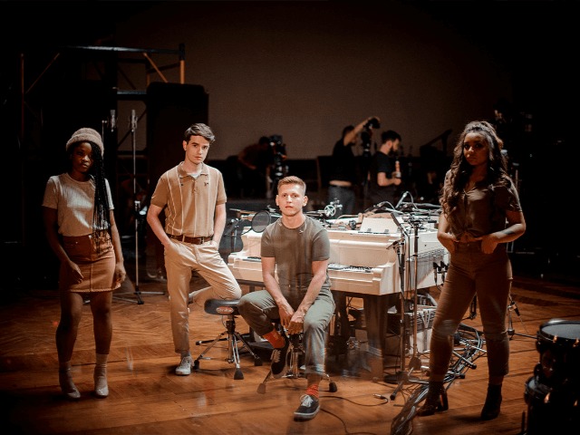 Маримба, бубен и цимбалы внутри рояля: Brunettes Shoot Blondes выпустили новый клип